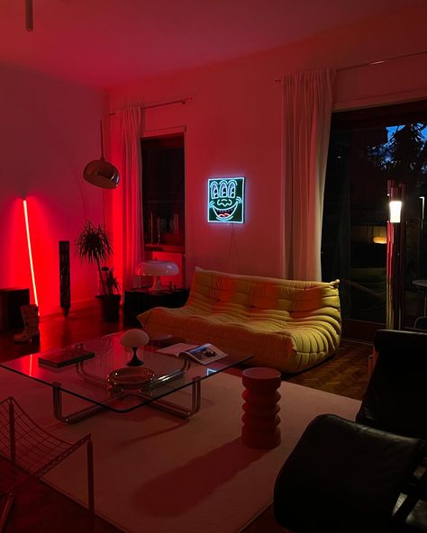 🌶️🌶️🌶️ Night vibes • • • • Altbau - Interior - Midcentury - Home Design - Contemporary - Gallerywall - Modern living - Slow living - Cozy home - Apartment design - Creative spaces - Design trends - Explore page - Livingroom - Stylish living - Decoration - Eames - Vitra - Design - Design classics - Space age Space Age Modern Interior, Midcentury Space Age, Modern Space Age Interior, Space Age Apartment, Single Room Apartment Ideas, Space Age Interior Design, Space Age Bedroom, Space Age Living Room, Midcentury Modern Apartment