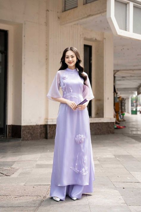 Vietnamese Outfit, Green Ao Dai, Chinese Long Dress, Modest Girly Outfits, Chinese Fancy Dress, Asian Style Dress, Stylish Kurtis Design, Colour Combinations Fashion, Vietnamese Dress