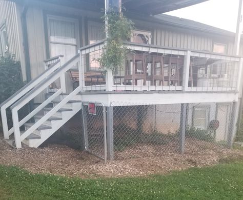 Under House Dog Kennel, Dog Kennel Under Deck, Under Deck Ideas, Building A Dog Kennel, Pallet Dog Beds, Under Deck, Raised House, Diy Dog Kennel, Chicken Ideas