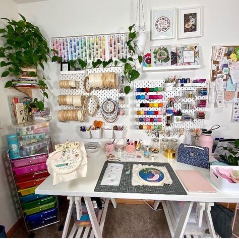 Home Office Library, Sewing Spaces, Art Studio Organization, Sewing Room Design, My Home Office, Pastel House, Studio Organization, Craft Desk, Art Organization