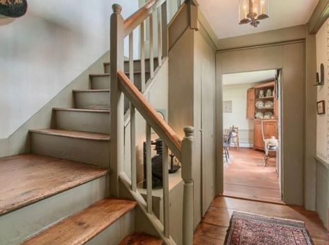 Colonial House Interior, New England Colonial, England Country, New England Farmhouse, Red Farmhouse, Saltbox Houses, Colonial Farmhouse, Colonial Interior, Escalier Design