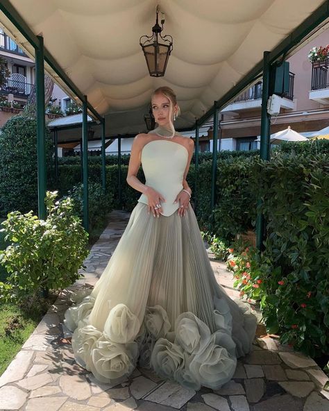 Leonie Hanne (@leoniehanne) • Instagram photos and videos Leonie Hanne Dress, Wedding Dress Overskirt, Catching Flights, Yellow Evening Dresses, Silver Evening Dress, Purple Evening Dress, Leonie Hanne, Gold Evening Dresses, Green Evening Dress