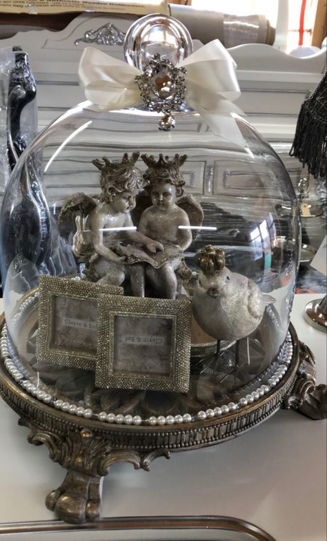 Diy Glass Dome Ideas, Easter Cloche Ideas, Glass Cloche Decor, Cloche Terrarium, Antique Glass Domes, Christmas Cloche, Cloche Ideas, Cloche Decor, Glass Dome Cloche