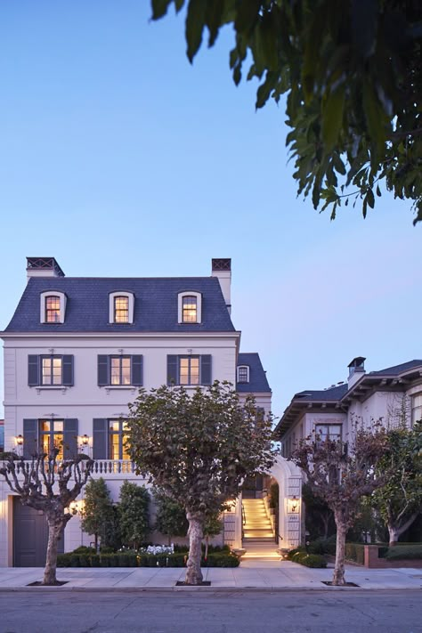 Elegant Classic French Style Mansion in Pacific Heights - San Francisco, California Houses In San Francisco, French Style Mansion, San Francisco Mansions, Classic Villa Design, Hillside Villas, Classical House, Greek Villas, Classic French Style, San Francisco Houses