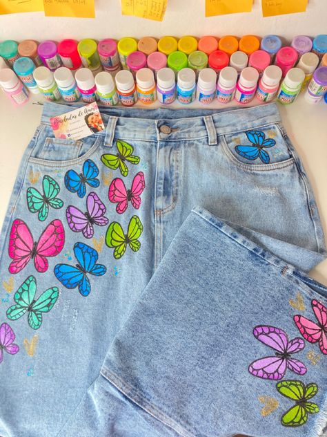 Paint On Denim Jeans, Fabric Paint Shirt Ideas Easy Diy, Ideas Para Pintar Jeans, Hand Painted Denim Bottoms For Summer, Painted Jean Shorts Aesthetic, Pocket Painting Jean Aesthetic, Pinturas Em Shorts Jeans, Denim Jacket Diy Paint, Applique Clothes