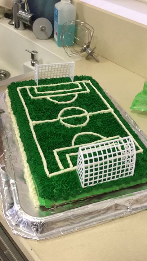 Soccer Field Cake Ideas, Soccer Party Cake Ideas, Soccer Field Birthday Cake, Football Cake Diy, Soccer Cakes Ideas, Soccer Cake Diy, Soccer Birthday Party Cake, Soccer Bday Cake, Soccer Cakes For Boys