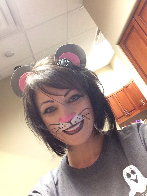 Mouse face painting Drawing Minnie Mouse, Mouse Face Paint, Mouse Make Up, Drawing Mouse, Rat Costume, Minnie Mouse Costume, Book Day Costumes, Mouse Drawing, Mouse Costume