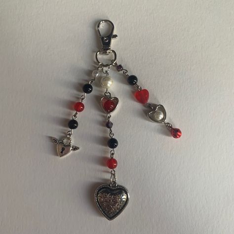 Red Keychain Aesthetic, Beaded Keyrings, Rockstars Gf, Keychain Aesthetic, Red Keychain, Manik Manik, Custom Keychains, Beaded Jewels, Jewelry Accessories Ideas