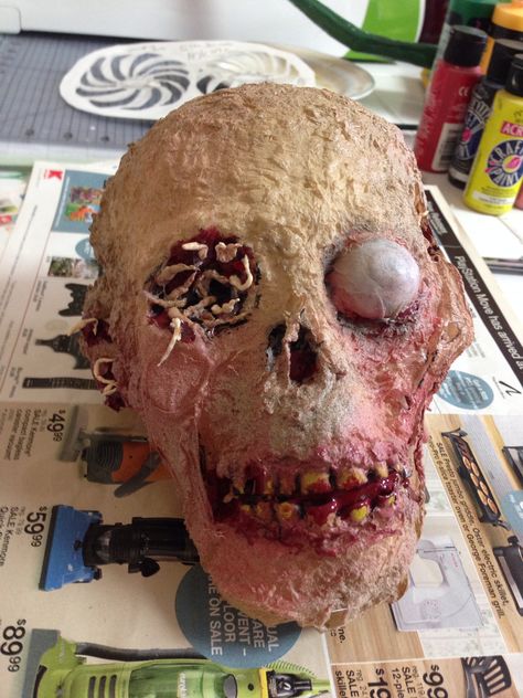 Zombie head. milk jug skull with heat gun and paper mâché. Latex paint Haunted Props, Sfx Ideas, Halloween Diy Ideas, Zombie Head, Mascaras Halloween, Modus Operandi, Body Horror, Skull Painting, Pumpkin Halloween Decorations