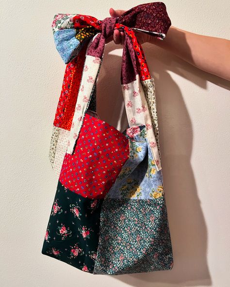 another tie bow bag is complete! 🎀🩷 This one is currently available on my Etsy shop. The link is on my profile to check it out! Easy Sewing Bag Patterns, Repurpose Fabric, Bow Tote Bag, Quilted Bag Patterns, Sewing Christmas Gifts, Sew Bags, Thrift Flips, Patchwork Tote Bags, Cowgirl Fashion