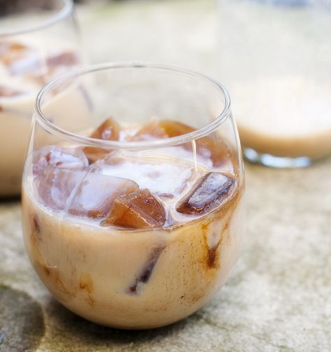 Holiday "Iced Coffee" - Baileys, vanilla vodka and coffee ice cubes Christmas Breakfast Drinks, Coffee Diy Recipes, Vanilla Vodka Drinks, Baileys Irish Cream Coffee, Irish Cream Coffee, Baileys Coffee, Coffee Winter, Vodka Ice, Coffee Ice Cubes