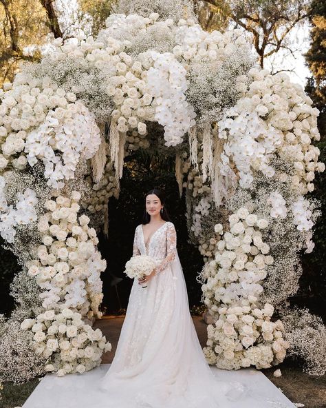 White Rose Decor, Elegant Wedding Themes, White Wedding Decorations, Floral Arch Wedding, Classic Elegant Wedding, Dream Wedding Decorations, White Wedding Theme, Extravagant Wedding, Wedding Backdrop Design