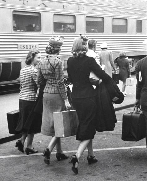 Girls carrying their luggage at the train station, pasadena, circa, 1939 | peter stackpole | vintage travel | 1930s | the golden age of travel 1940s Fashion Women, Paula Hawkins, Design Moda, Retro Mode, Womens Fashion Inspiration, 1930s Fashion, Vintage Life, 1940s Fashion, Moda Vintage