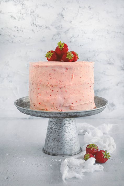 3 Tier Strawberry Cake, Tiered Strawberry Cake, 3 Tier Cake Recipes, Pink Strawberry Cake, Birthday Cake Strawberry, Cupcakes Icing, Pink Princess Cakes, Berry Desserts, Easy Delicious Cakes