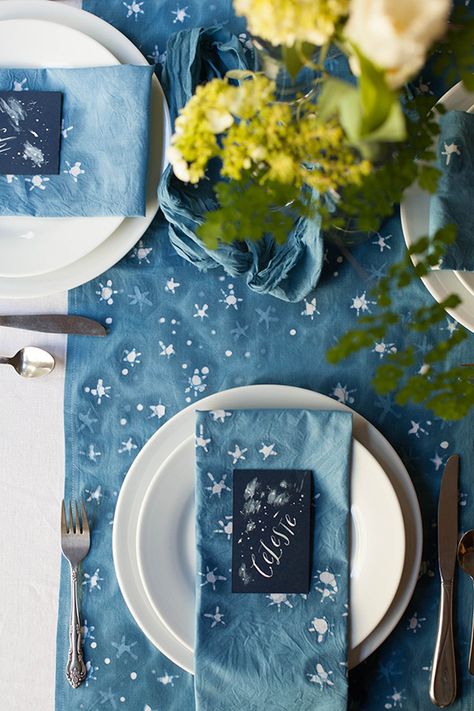 Indigo Stargazing dinner party inspiration | Photo by Celeste Noche | Read more -  http://www.100layercake.com/blog/wp-content/uploads/2015/04/Stargazing-dinner-party-inspiration Wedding Cocktails Recipes, Event Table Settings, Porch Parties, Grown Up Parties, Cocktail Party Food, Moon Party, Navy Wedding Invitations, Cocktail Dinner, Creative Cocktail