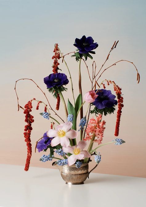 A Constance Spry themed flower tutorial by Ultramarine | House & Garden Constance Spry, Purple Flower Arrangements, Floral Sculpture, Arrange Flowers, Table Flower Arrangements, Garden Magazine, Sculpture Decor, Asparagus Fern, Creative Flower Arrangements