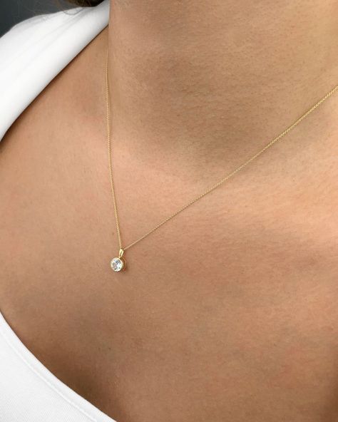 Exploring the Beauty of Minimalist Jewelry: Embracing Simplicity and Elegance Minimalistic Gold Necklace, Minimalistic Gold Jewelry, Minimalist Accessories Jewellery, Necklace Stacks, Minimalist Gold Necklace, Minimalist Necklaces, Minimalistic Jewelry, Schmuck Gold, Dainty Gold Jewelry