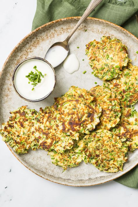 Like potato pancakes but with fewer carbs, these savory Zucchini Pancakes are the perfect side dish with grilled chicken or meat. #zucchini #vegetarian #summer #sidedish #healthyrecipes Zucchini Pancake, Veggie Kabobs, Menu Sarapan Sehat, Cauliflower Fritters, Zucchini Pancakes, Grilled Corn Salad, Affordable Recipes, Healthy Budget, Watermelon Feta Salad