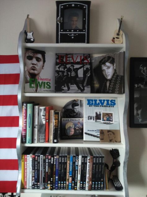 New shelves Elvis Home Decor, Elvis Presley Room Decor, Elvis Presley Room Ideas, Elvis Room Decor, 50s Room Aesthetic, Elvis Bedroom, Elvis Decor, Elvis Aesthetic, 50s Room