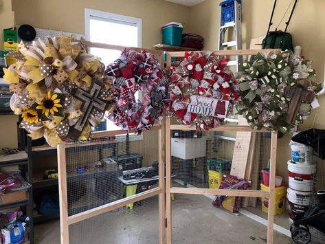 Wreath Display For Craft Show Diy, Wreath Display For Craft Show, Wreath Hanging Ideas, Display For Craft Show, Wreath Display, Craft Displays, Booth Setup, Craft Fair Booth Display, Crafting Space