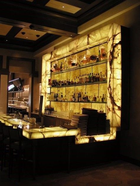 Onyx Bar Design, Backlit Bar Shelves, Backlit Onyx Bar, Bar Bottle Display, Backlit Bar, Bar Counter Design Home, Onyx Backlit, Zigarren Lounges, Onyx Bar