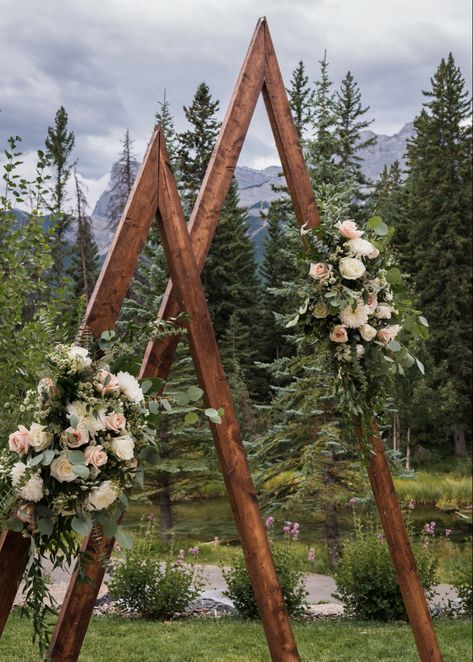 Mountain Arbor Wedding, Mountain Arches Wedding, Wedding Arch Ideas Mountain, Triangle Mountain Wedding Arch, Mountain Wedding Arch Outdoor Ceremony, Wedding At A Campground, Triangle Alter Flowers, Wedding Alters Rustic, Mountain Photo Backdrop