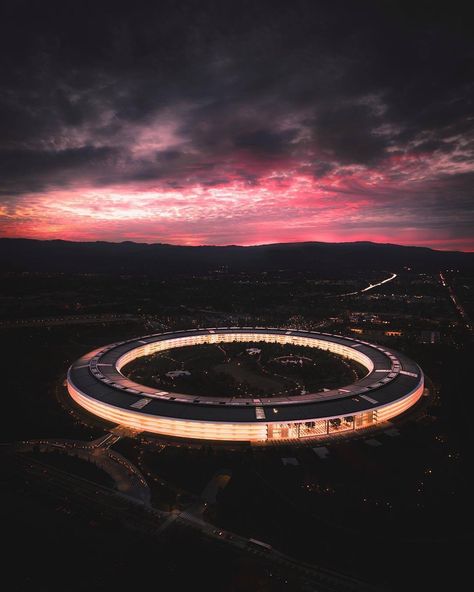 Apple Headquarters in Cupertino Ca Spaceship Aesthetic, Foster Architecture, Norman Foster Architecture, Apple Store Design, Apple Headquarters, Neo Futurism, Lebbeus Woods, Apple Park, Retail Architecture