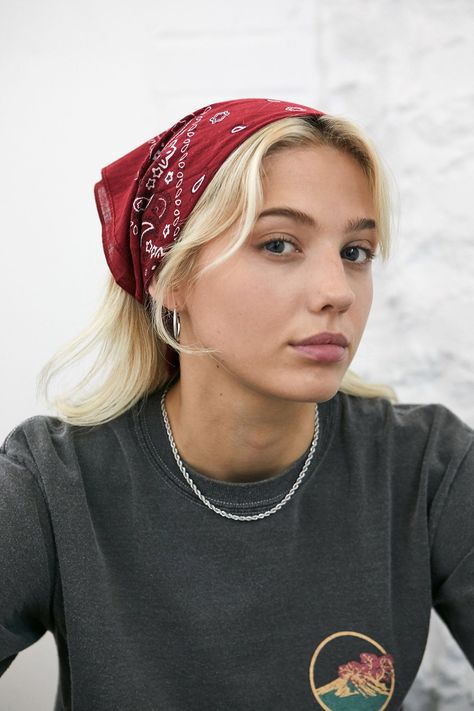 Bandana Outfit, Bandana Girl, Farmer Girl, Vintage Bandana, Scarf Bandana, Girl Haircut, Bandana Styles, 90s Hairstyles, Red Bandana