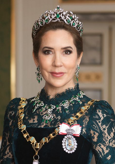 Queen Mary Makes a Dazzling Emerald Tiara Debut in the Danish Crown Jewels Queen Mary Denmark, Royal Crowns Queen, Queen Mary Of Denmark, Emerald Tiara, Pound Money, Gala Attire, Princesa Real, Money Printables, Princess Marie Of Denmark