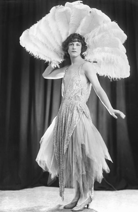 A flapper in London. (1922) 1920s Fashion Flapper, Flapper Girls, 1920s Flapper Dress, Flapper Girl, 20s Fashion, Garden Party Dress, Flapper Style, 1920s Flapper, 1920s Fashion