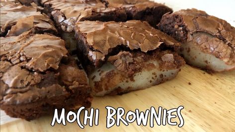 Talk about the perfect combination! You can't go wrong with either Japanese mochi or brownies. Put them together and you've got yourself something pretty amazing. The mochi adds a soft pillowy chew which also settles the sweetness from the chocolate. Mochi Brownies Recipe, Brownie Mochi Recipe, Manju Recipe Hawaii, Brownie Mochi, Mochi Brownie Recipe, Mochi Brownie, Mochi Brownies, Hawaii Desserts, Mochi Recipes