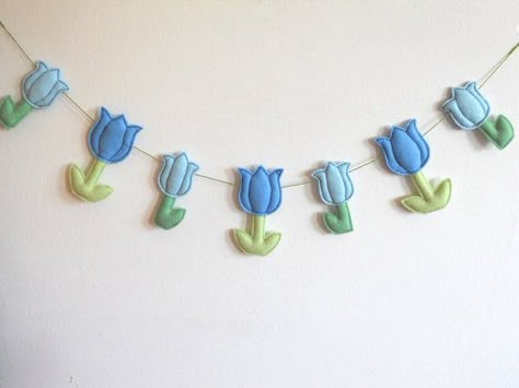 Tulipanes Felt Garland Ideas, Spring Felt Crafts, Tulip Garland, Felt Tulip, Felt Hearts Crafts, Felt Flower Garland, Spring Garland, Shades Of Pastel, Fairy Garden Birthday Party