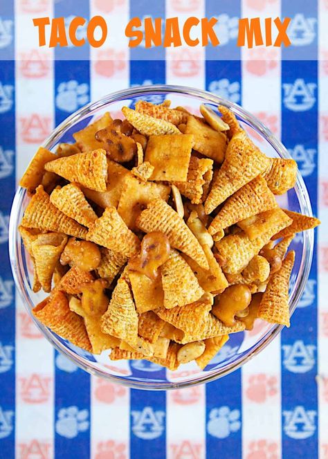 Taco Snack Mix Recipe with Bugles Taco Snack Mix – so addictive!! Bugles, pretzels, cheez-its, peanuts tossed in taco seasoning… Football Friday, Buffalo Ranch, Chex Mix Recipes, Plain Chicken, Snack Mix Recipes, Superbowl Snacks, Mix Recipes, Chex Mix, S'mores