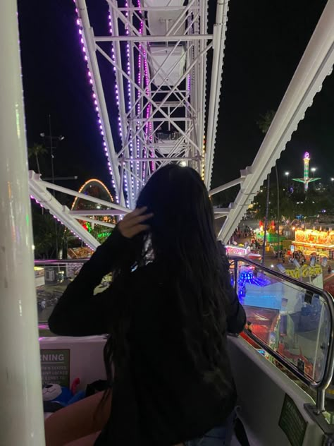 Ferris Wheel Instagram Pictures, Fair Poses With Friends, Fair Pictures Ideas Friends, Instagram Fair Picture Ideas, Six Flags Photo Ideas, Theme Park Couple, Theme Park Photoshoot, Fair Aesthetic Friends, Fair Date Aesthetic