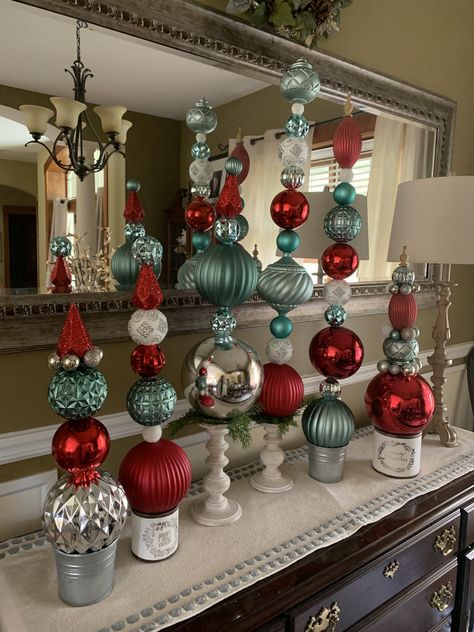 Topiary Christmas Tree, Christmas Finials Ideas Decor, Christmas Ornament Centerpieces, Christmas Topiary Diy, Diy Christmas Topiary Front Doors, Christmas Topiary Outdoor, Christmas Ball Ideas, Christmas Ball Topiary, Big Christmas Ornaments