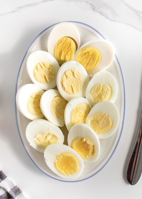 Basics by The BakerMama: How to Hard-Boil Eggs How To Hardboil Eggs, Creative Food Boards, Hard Boil Eggs, Hard Boiled Egg Recipes, The Boiled Egg Diet, Boil Eggs, 20 Pounds In 2 Weeks, Food Boards, Healthy Superfoods