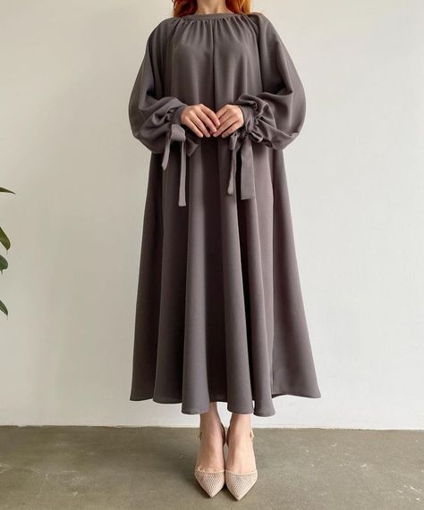 Tunik Modern Simple, Tunik Modern, Detail Couture, Fashion Design Books, Niqab Fashion, Street Hijab Fashion, Blouse Casual Fashion, Modest Fashion Hijab, Muslim Outfits Casual