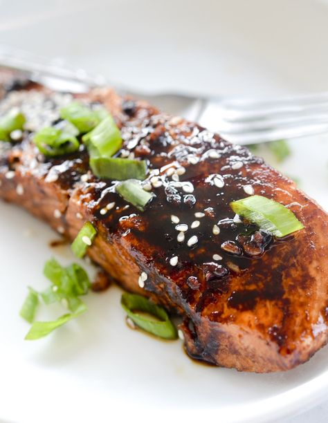 Weight Watcher Recipes, Sriracha Salmon, Maple Glazed Salmon, Salmon Marinade, Salmon Glaze Recipes, Sweet N Spicy, Honey Garlic Salmon, Spicy Salmon, Salmon And Rice