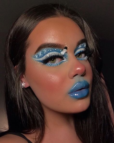 ❄️ FROST BITE ❄️ This is the first of MANY holiday looks comin👏🏼 I had so much fun doing this look I didnt wanna take it off💙 Inspired by… Snowman Makeup, Christmas Makeup Ideas, Xmas Makeup, Make Up Designs, Christmas Eye Makeup, Amigurumi For Beginners, Christmas Makeup Look, Holiday Makeup Looks, Classic Makeup