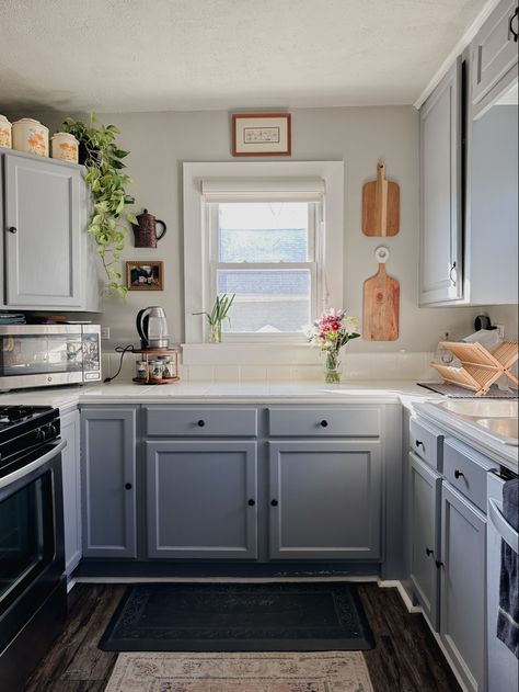 Dusty blue cabinets. U shaped kitchen. Vintage kicthen decor. Dusty Blue Cabinets Kitchen, Dusty Blue Cabinets, Dusty Blue Kitchen Cabinets, Dusty Blue Kitchen, Pale Blue Kitchen, Blue Kitchen Paint, Cozy City, City Cottage, Shaped Kitchen