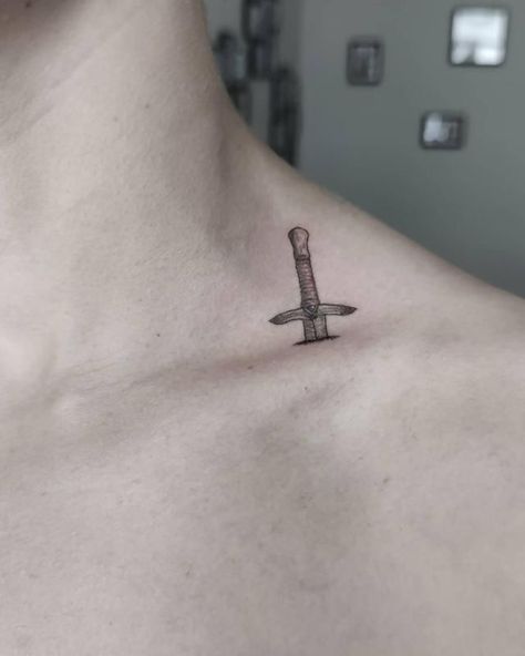 Minimal Knife Tattoo, Knife In The Back Tattoo, Knife Collar Bone Tattoo, Small Vintage Tattoo Ideas, Minimal Tattoo Neck, Knife Tattoo Outline, Middle Collar Bone Tattoo, Blade Tattoo Men, Chest Dagger Tattoo