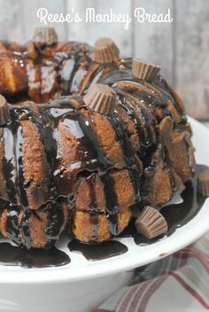 Peanut Butter Monkey Bread, Party Desert, Monkey Breads, Chocolate Fudge Sauce, Biscuit Bread, Milkshake Recipes, Monkey Bread, Bundt Pan, Sweet Bread