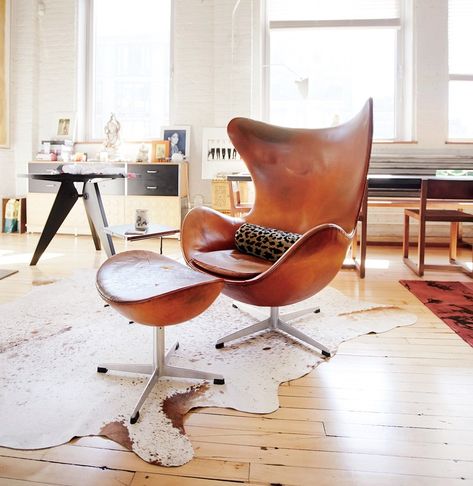 Large Lounge Chair, Arne Jacobsen Egg Chair, Iconic Chairs, Top Interior Designers, A Living Room, Egg Chair, Home Fashion, Home Decor Tips, Interior Design Trends