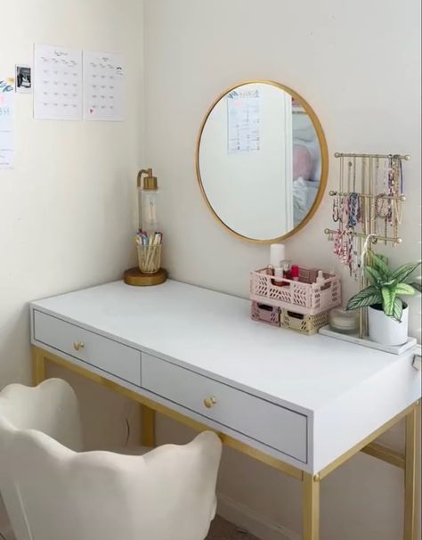 Organization Desk Aesthetic, Dorm Room Mirror, Bunker Room, Room Decor Storage, What To Bring To College, College Needs, Room Ideas College, Apartment Decor College, Pastel Aesthetic Room