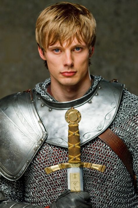 Bradley James - Arthur on BBC's Merlin.... or is it Arthur playing Bradley James in real life? King Arthur Merlin, O Maskara, Rei Arthur, Prince Arthur, Merlin Colin Morgan, Merlin Series, Roi Arthur, Merlin Fandom, Merlin Cast