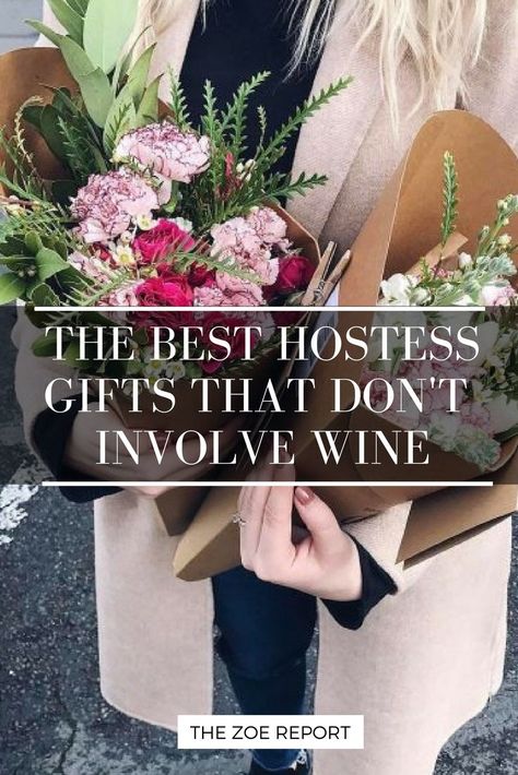 These are the best hostess gifts that DON'T involve wine. Try these creative gift ideas next time you're looking for something to give your host! Flowers For Hostess Gift, Nye Hostess Gift, Hostess Gifts For Baby Shower Ideas, Dinner Party Gifts For Host, Host Gift Ideas Thank You, Small Hostess Gift Ideas, Summer Hostess Gift Ideas, Best Hostess Gift Ideas, Dinner Hostess Gift Ideas