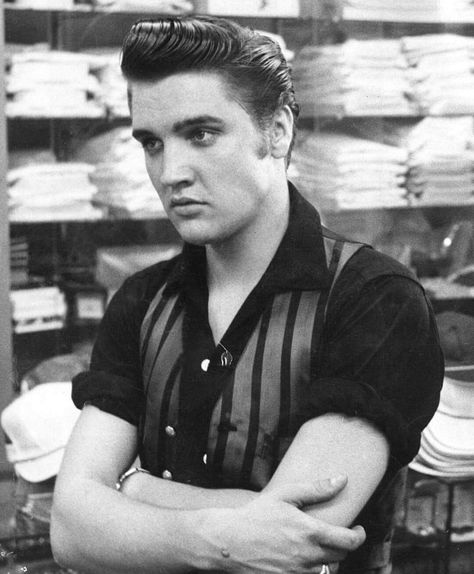 Elvis At Lansky Brothers ~ 1956 Elvis Presley Hair, Young Elvis, Elvis Presley Pictures, Elvis And Priscilla, Cant Help Falling In Love, King Of Music, Elvis Presley Photos, Lisa Marie Presley, Rock N’roll