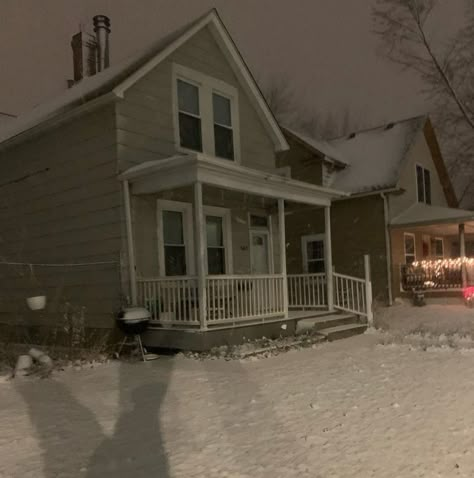 Snowy Small Town Aesthetic, Suburbs Aesthetic, Midwest House, Weihnachten Aesthetic, Creek Comic, Snowy Town, Small Town Aesthetic, Midwest Gothic, Road Texture