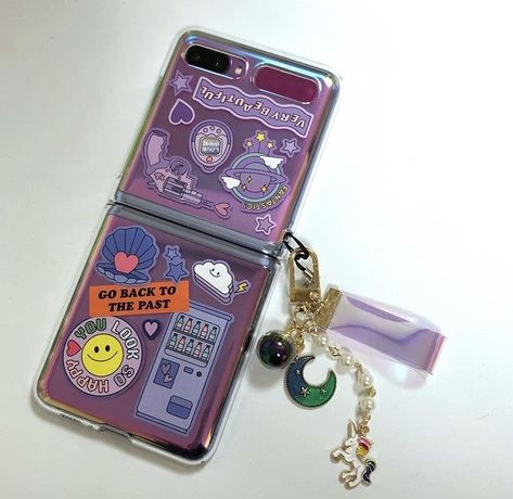 Kpop Phone Theme, Flip Phone Aesthetic, Capas Samsung, Cool Tech Gadgets Electronics, Samsung Galaxy Phones, Kawaii Phone Case, Gadgets Technology Awesome, Flip Phone Case, Phone Theme