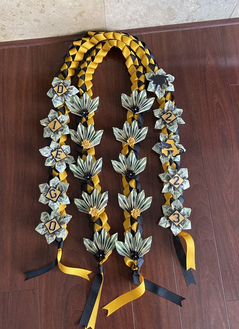 Ribbon And Money Lei, Money Lei For Boys, Money Lei For Men, Graduation Leis For Boys, Senior Leis, Graduation Lei Ideas, Sashes Diy, Money Garland, Graduation Candy Lei